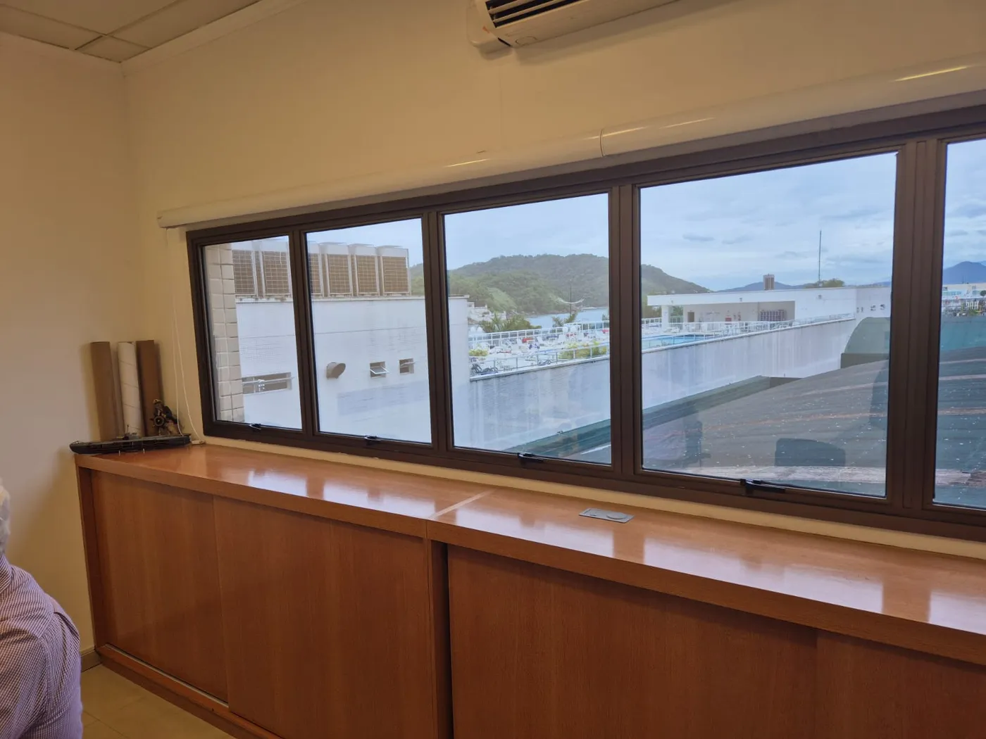Janela de escritório com película empresarial de controle solar