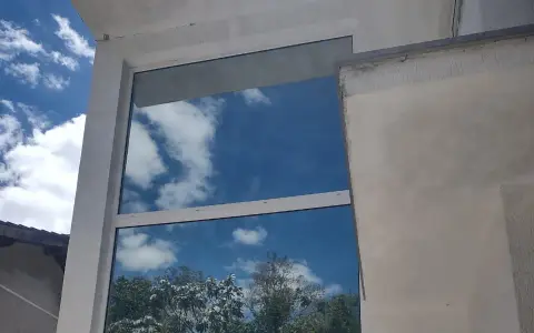 Fachada de vidro com película espelhada aplicada pela Macaya Film