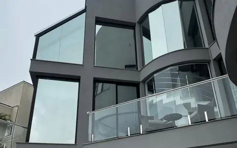 Janela residencial com película de redução de calor aplicada pela Macaya Film