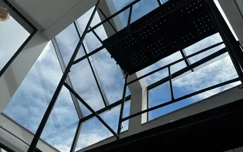 Janela com película de proteção solar aplicada pela Macaya Film