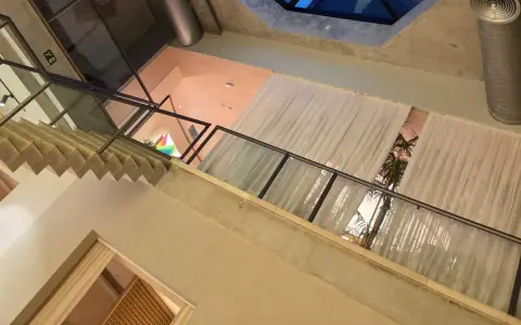 Claraboia de vidro com película de redução de calor aplicada pela Macaya Film