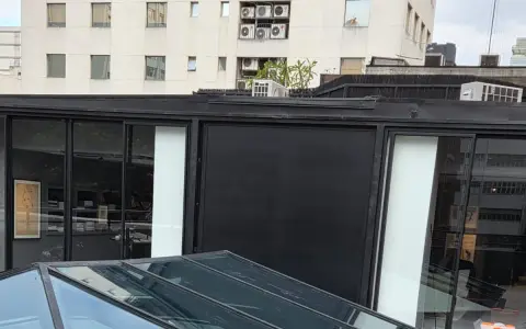 Claraboia de vidro com película de redução de calor